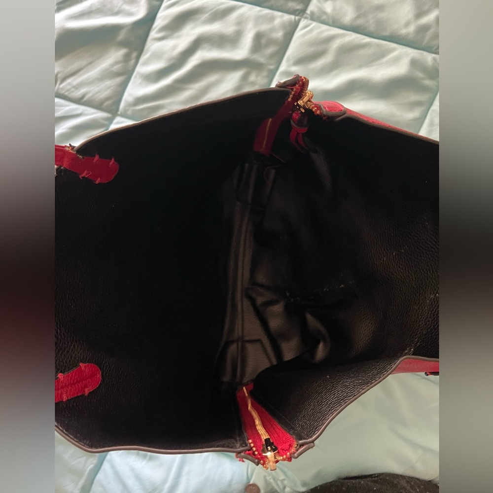 Red should tote